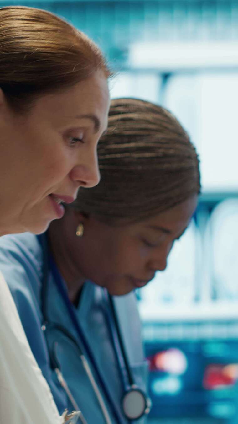 垂直视频医生在放射诊断会议上讨论人体解剖