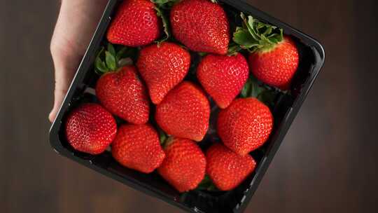 一盘新鲜草莓