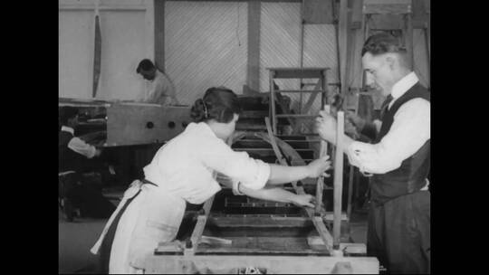 1917年工人在工厂里建造飞机