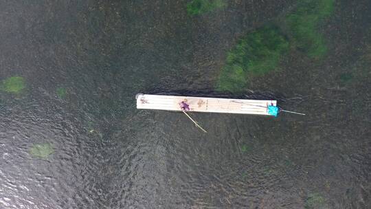航拍桂林漓江景区遇龙河行驶在江面竹筏