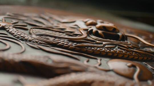 手工艺视频手工匠人锻铜龙型雕刻图案