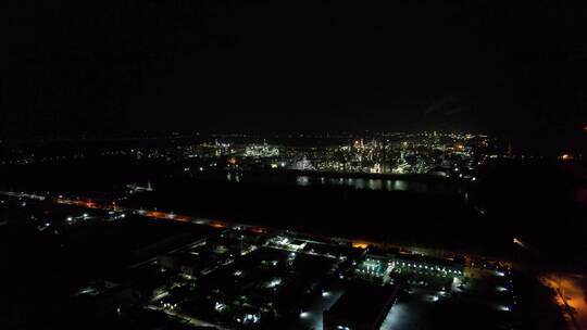 夜间飞向海边火电厂