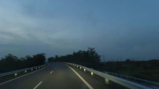 行驶高速公路 驾驶员视角拍摄高速夜幕