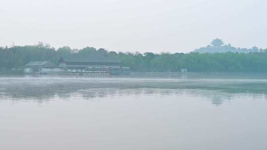 北京春天北海公园早晨湖面晨雾倒影风光