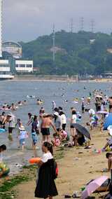 度假夏季暑假海水浴场消暑的游客高清在线视频素材下载