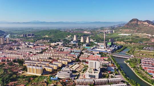 河北张家口市下花园区鸡鸣山脚下的城镇全景