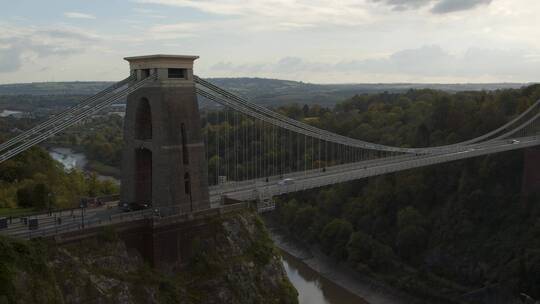 英国悬索桥的滑动镜头