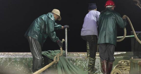 4kl1广东雷州渔民们回收拖网夜景8