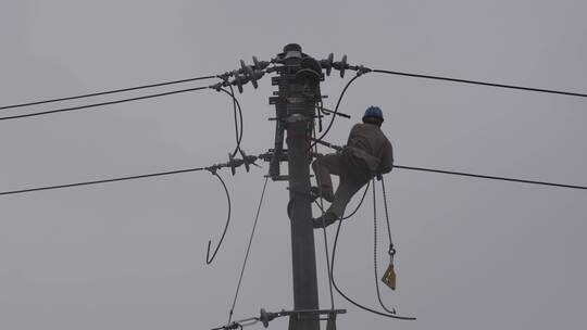 电工电线杆抢修电路修理工雨天安装电线电路