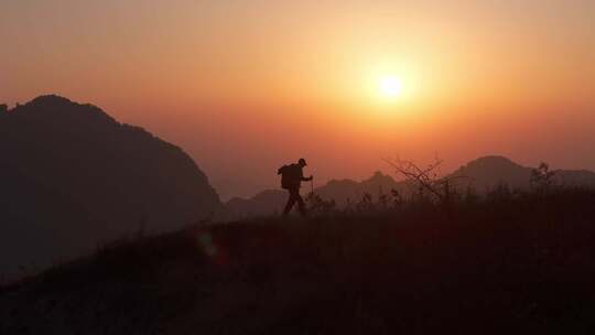 徒步登山户外运动成功登顶