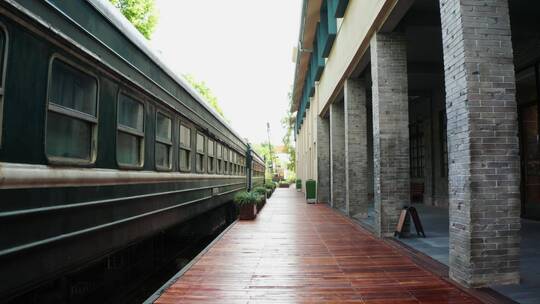 复古绿皮火车停靠车站空镜