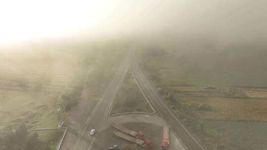 浓雾天气道路交通汽车行驶安全视频素材模板下载