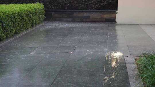 雨点打在花坛边空地上视频素材模板下载