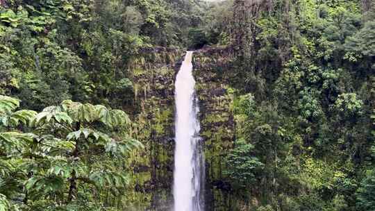 Hi'ilawe瀑布，夏威夷最高的瀑布。