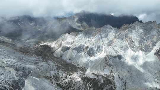 中国四川甘孜稻城亚丁央迈勇山坳云海景观