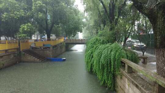 城市下雨素材雨水雨滴实拍