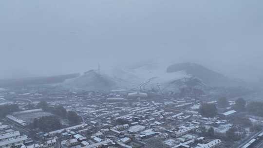 航拍风雪交加的雪色山村