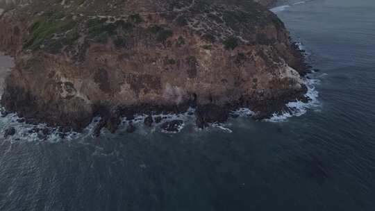 海浪在海边的空中翻滚