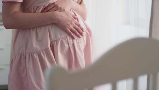 孕妇抚摸肚子 孕妇摸肚子 孕妇肚子视频素材模板下载