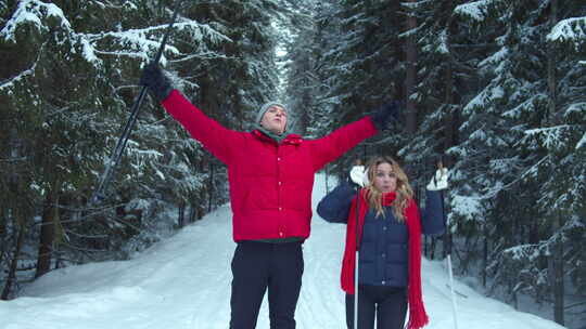 两个滑雪者欢欣鼓舞，胜利地举手