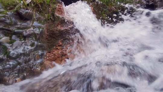 青山绿水山间小溪流淌水流特写升格