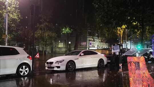 雨夜繁忙的街道