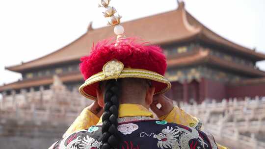 北京故宫古建筑古装皇帝背影视频素材模板下载