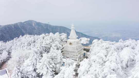 雪中寺庙