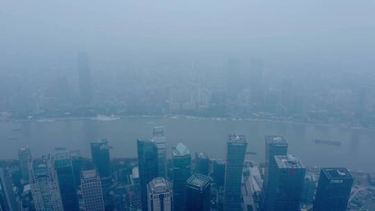 阴雨弥漫的黄浦江