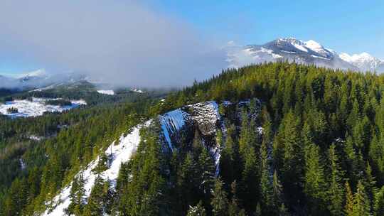 积雪覆盖的加拿大落基山景观鸟瞰图