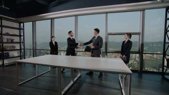 与外籍商人会议握手合作