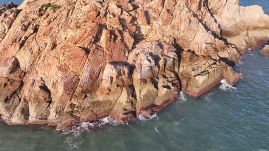 海边悬崖俯拍海岛海岸线岛屿岸边海水拍打