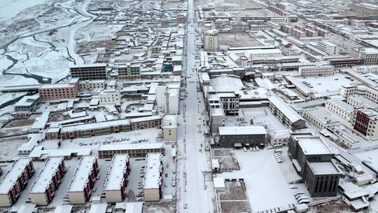 甘孜州石渠县冬季雪景城市中景