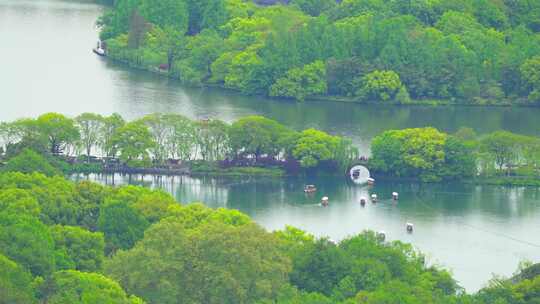 江南杭州西湖苏堤旅游湖面上的观光船