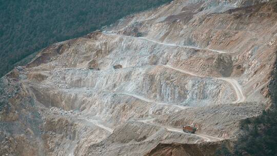 云南矿产发展挖山采石破坏环境石头运输视频素材模板下载