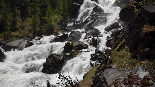 岩石河汹涌的水流