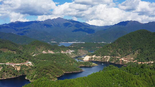 蓝天白云下的山川湖泊