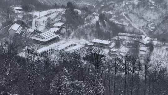 秦岭山里雪后村庄农家小院