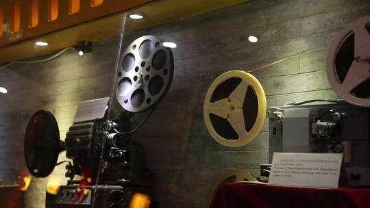 老电影院怀旧机器展示老式电影放映机