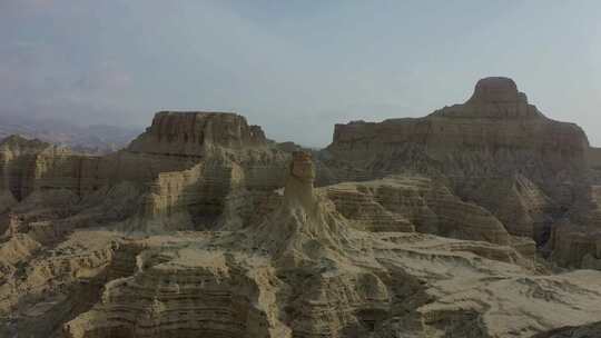 俾路支省欣戈尔国家公园地质岩石形式的鸟瞰图。圆圈多莉
