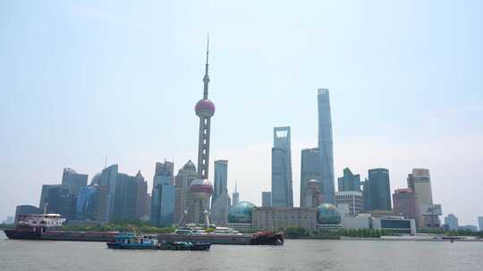 上海市中心外滩旅游游客行人拍照打卡老建筑