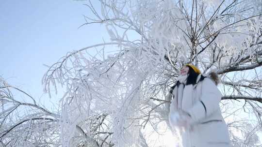 美女撒雪