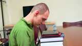 脑瘫患者在大学学习高清在线视频素材下载