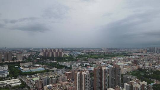 大雨来临城镇景观