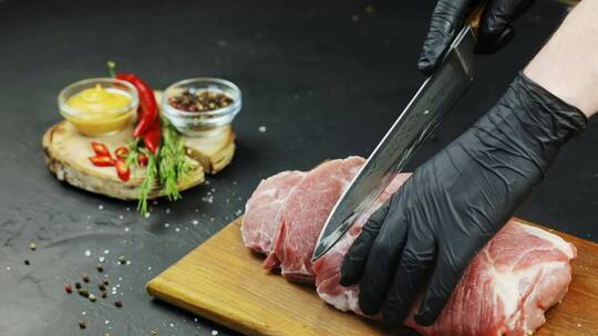 厨师男子戴着手套切新鲜生肉的特写视图