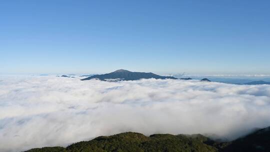 云海蓝天高山顶耸入云日出太阳航拍延时穿云