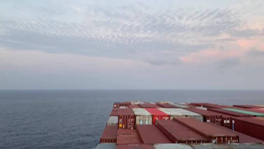 在海上转运集装箱的货船视频素材模板下载