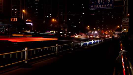 夜晚城市街道车流景象