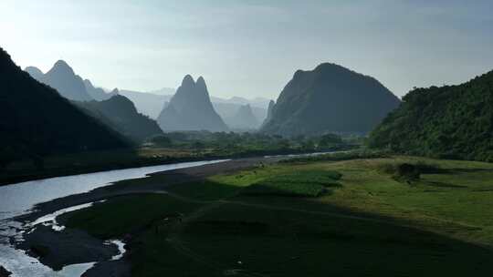 阳光下桂林山谷中的河流草地和露营基地