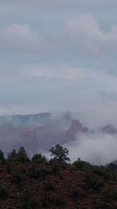 垂直视频塞多纳亚利桑那州红色岩石与低云